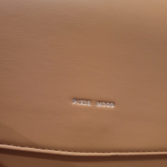 Pixie Mood Zoe Crossbody bag purse Honey color. Premium vegan leather Smoke free - Picture 4 of 12